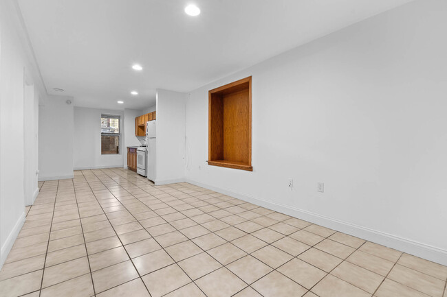 Building Photo - 2 bed, 1 bath Apartment  - All utilities a...