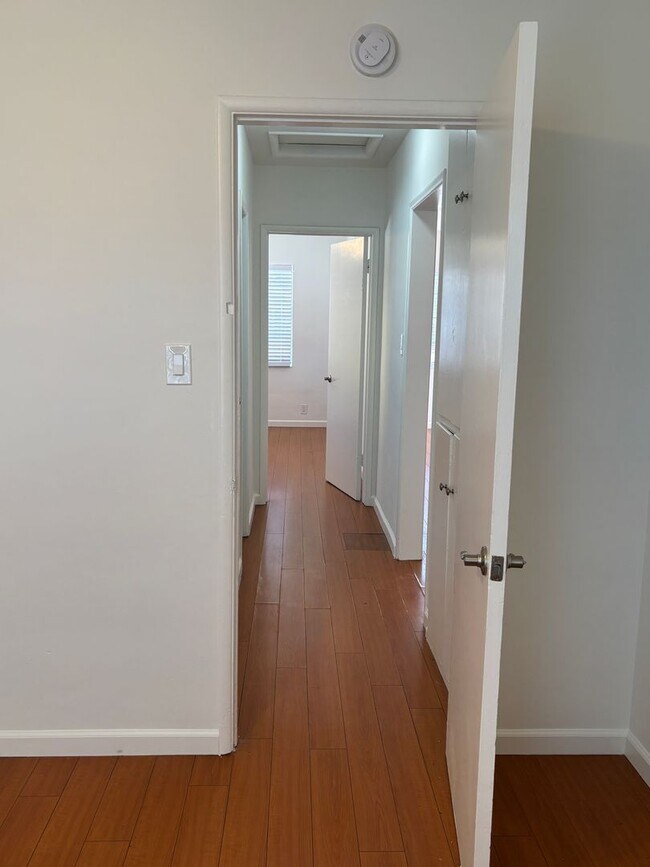 Building Photo - 711 W Wilson Ave