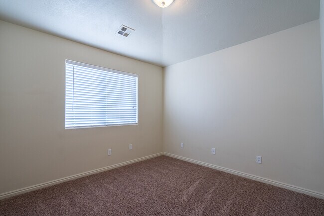Building Photo - Open Five bedroom, three bath townhome for...