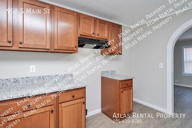 Building Photo - 958 S Main St