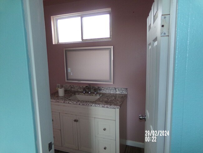 Building Photo - 4bd 1ba Home