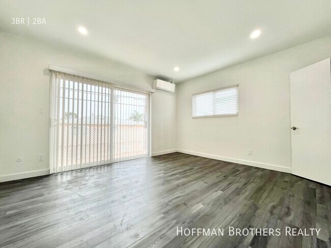 Building Photo - 1028 S Sherbourne Dr