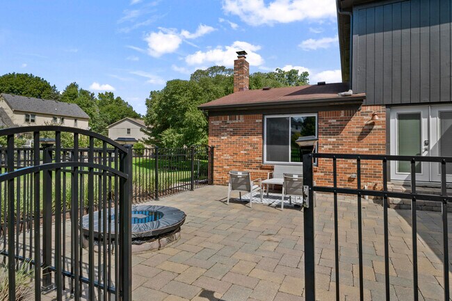 Building Photo - 38636 Rutgers Dr