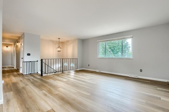 Building Photo - 4 BED 3 BATH HOUSE NEAR CREAK PARK!!!