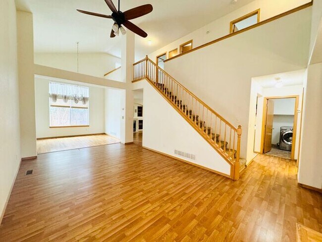 Building Photo - Gorgeous 5 Bedroom 3.5 Bath House with 3 c...