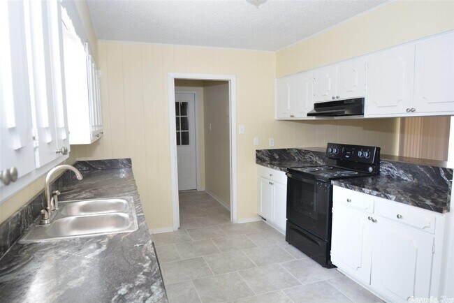 Building Photo - 9412 Warren Dr