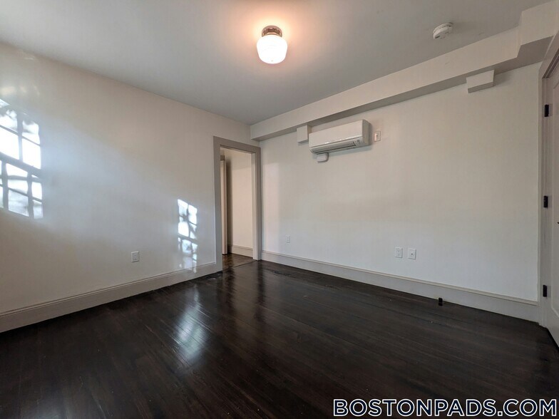 Building Photo - 9 Dana St