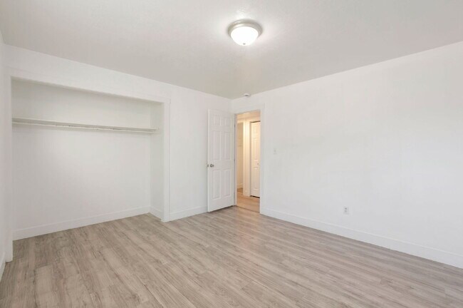 Building Photo - North Salt Lake 2 BD 1 BA - $500 Amazon Gift Card!! - $500.00 Security Deposit OAC -Brookside Lof...