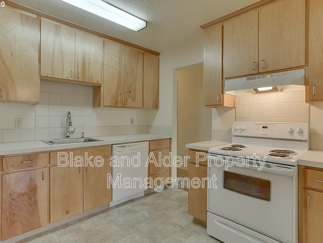 Building Photo - 9733 SE Ramona St