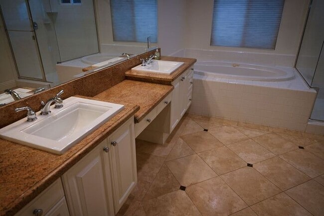 Building Photo - Gorgeous 5 bd 3 ba Corner Lot Home Newhall