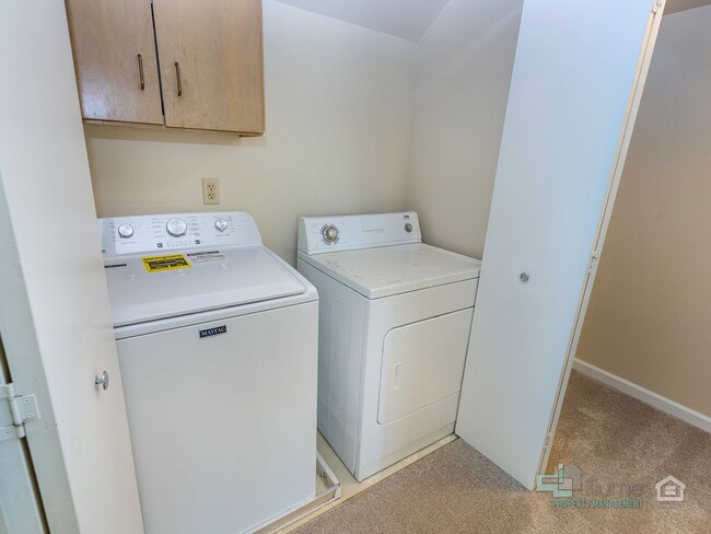 Building Photo - 3493-3493 Hawthorne Ave NE