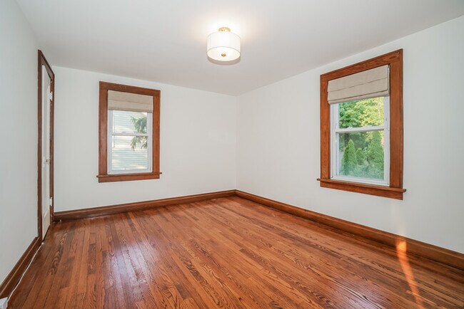 Building Photo - Stunning 4 Bedroom Home!