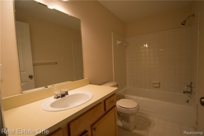 Building Photo - 27081 Farmbrook Villa Dr