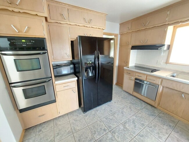 Building Photo - 3 bedroom 1.5 bath brick ranch home with f...