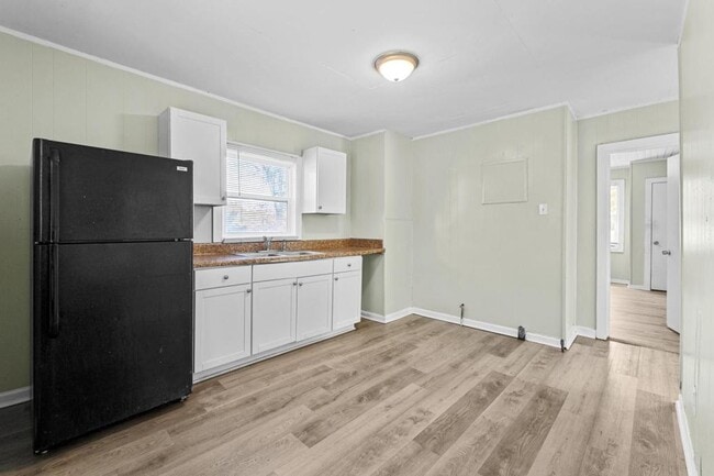 Building Photo - 2005 Walker St