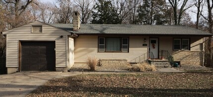 Building Photo - Amazing 4 bedroom 2 bathroom home located ...
