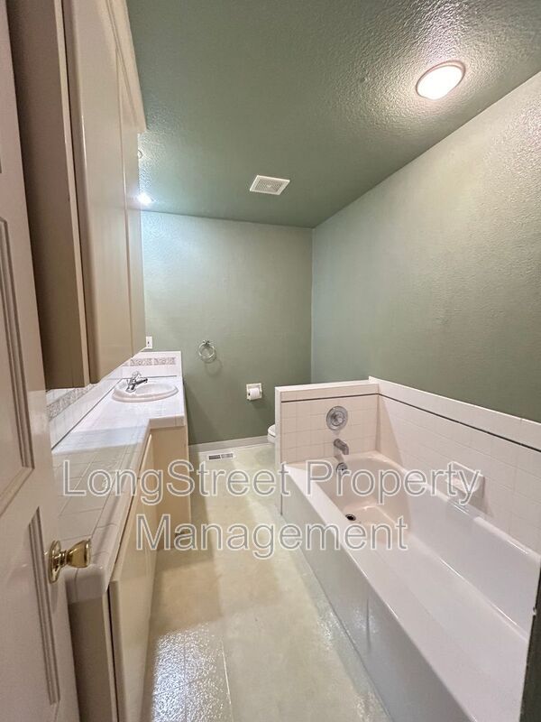 Building Photo - 2917 Takena St SW