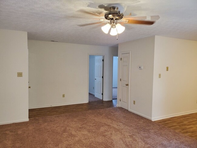 Building Photo - 2 Bedroom, 1 bath apartment Upstairs Unit