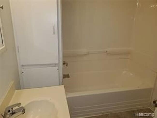 Building Photo - Cut 3 bedroom bungalow W/ appliances included Section 8 Accepted