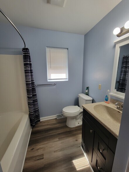 Building Photo - 757 W 8th St