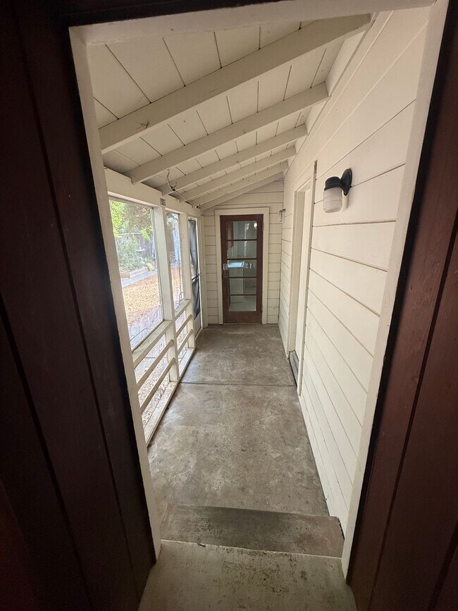 Building Photo - Large Home steps from UCD!-December Rent Free