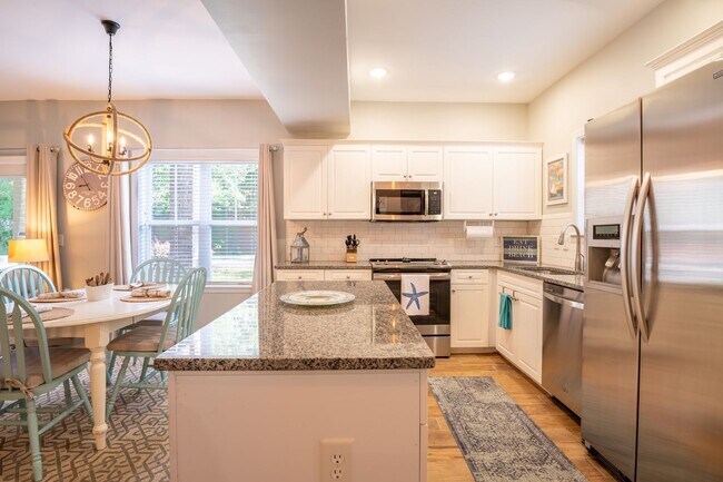 Building Photo - OFF-SEASON FURNISHED MONTHLY RENTAL AVAILABLE JAN '26