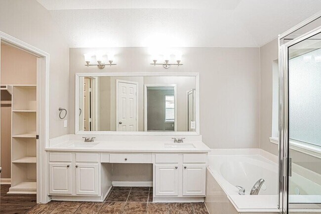 Building Photo - 549 Green Cedar Dr