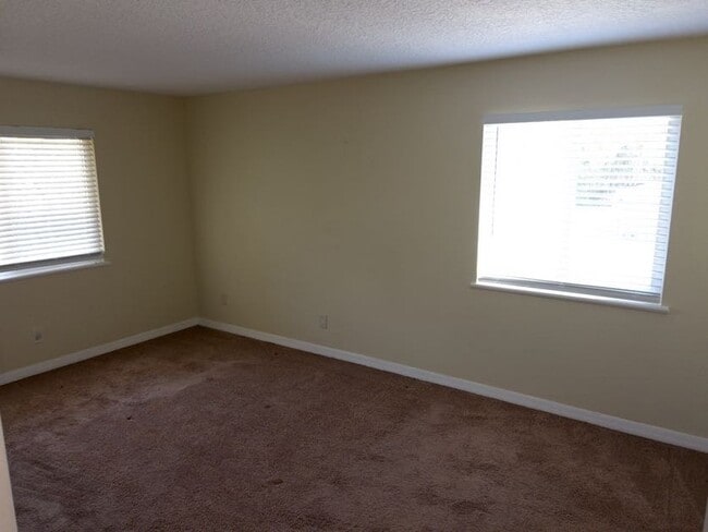 Building Photo - 14 W Rhodes Dr