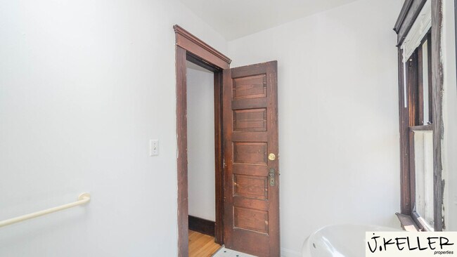 Building Photo - 931 Dewey Ave