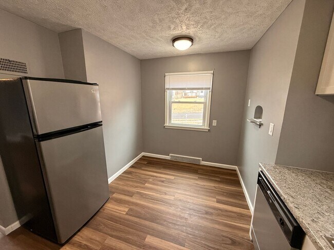 Building Photo - Newly Remodeled 4 bedroom