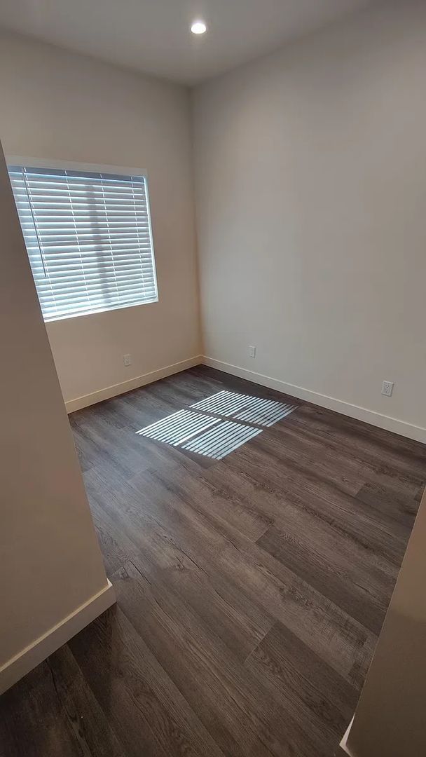 Building Photo - 4BD/2BA on East Falls! Newer Build & Rooft...