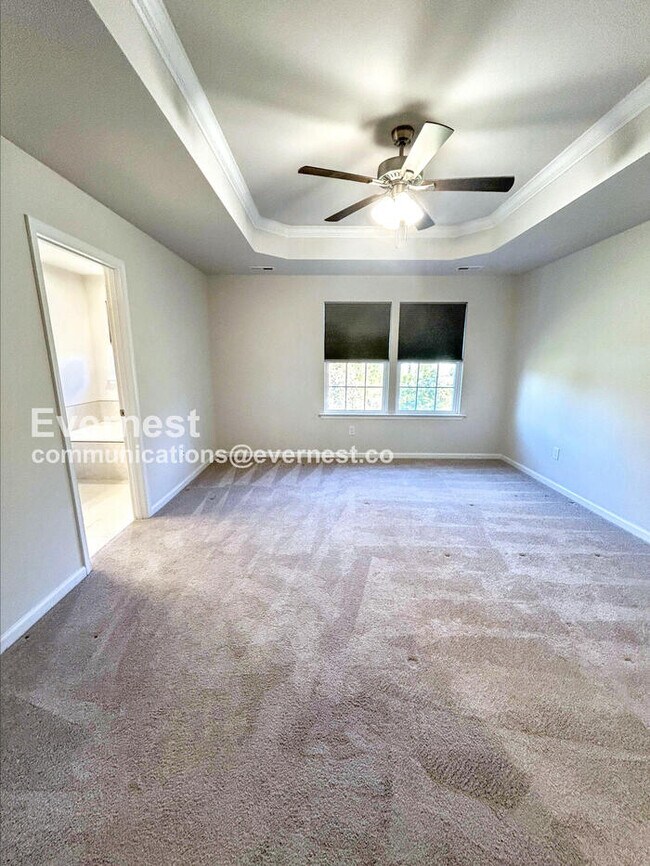 Building Photo - 4 Bed/3.5 Bath Townhome with Garage / Pet-...