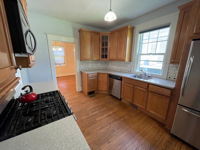 Building Photo - Charming House on Fontaine Ave