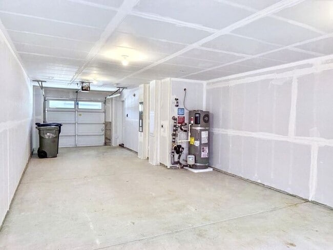 Building Photo - Charming 3-Bedroom Townhome with Modern Am...