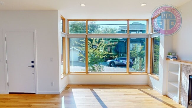 Building Photo - Modern Townhome In SE  2 Bdrm +Loft- Large...