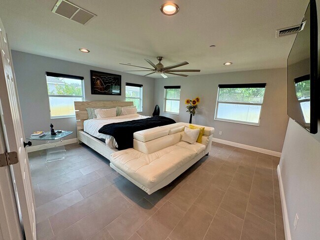 Building Photo - Spacious updated 4/2/2 Home Centrally Located in PSL!