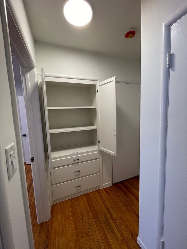 Building Photo - 1059-1059 S Genesee Ave