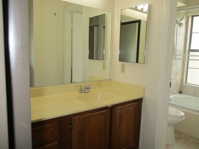 Building Photo - 1046 Opal St