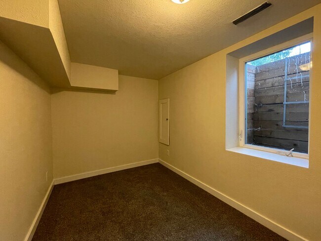 Building Photo - Newly Remodeled 6 Bed 3 Bath Martin Acre’s Home in Boulder