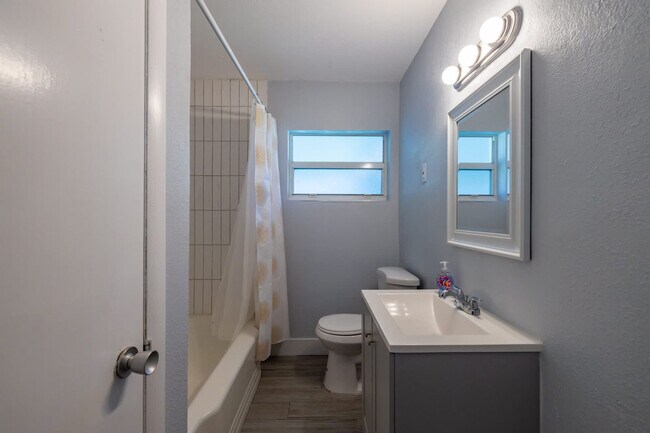 Building Photo - 208 Woodbine Ave