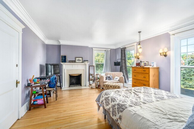 Building Photo - Beautiful 3 Bedroom/2 Bathroom SECOND Floor Apartment in East Duluth Mansion - AVAILABLE JUNE!