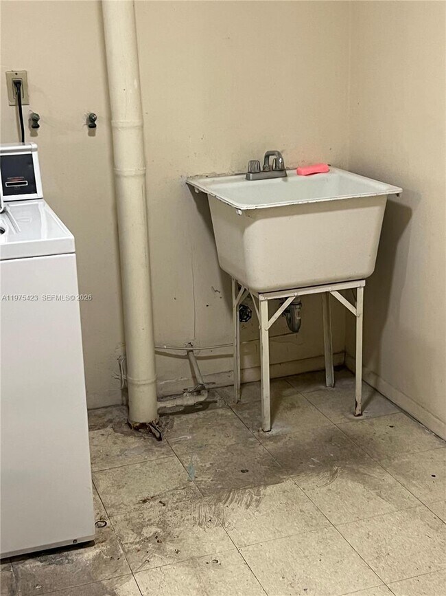 Building Photo - 1351 NE Miami Gardens Dr