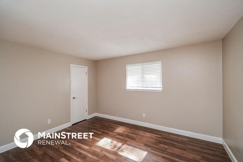 Building Photo - 10927 Horse Track Dr E