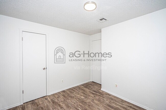 Building Photo - 3920 Dentwood Terrace