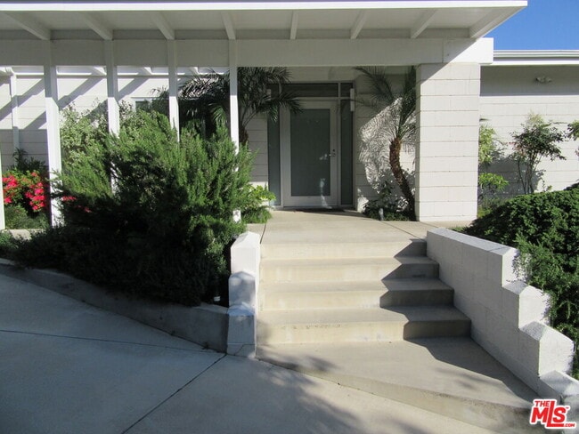 Building Photo - 1210 N Kenter Ave