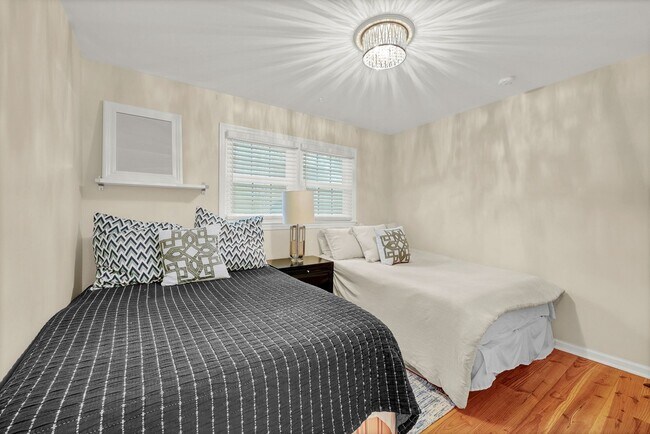 Building Photo - Furnished Off-Season 3bd/2ba Coastal Retreat with Screened Porch & Private Parking