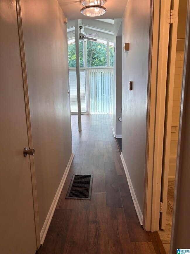 Building Photo - 933 Garrett Dr