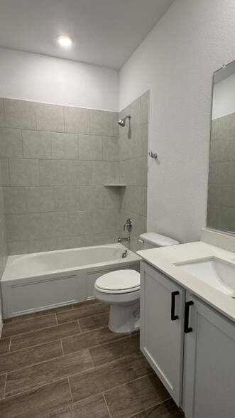 Building Photo - 917 Rosebay Dr
