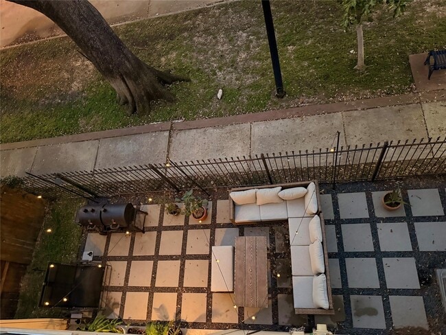 Building Photo - 1702 Tuam St