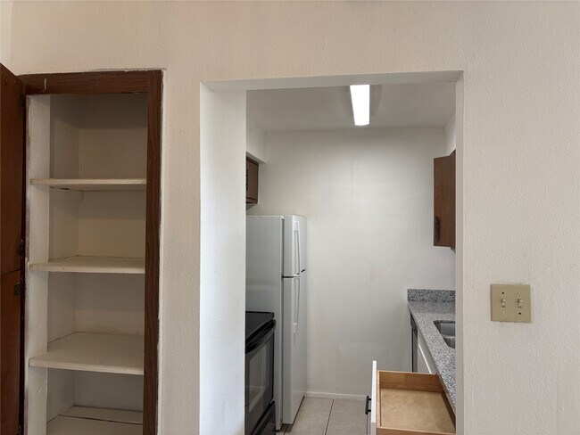 Building Photo - 7200 Clarewood Dr